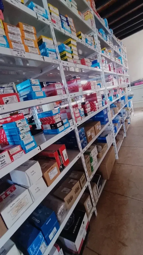 Pasillo con bombas y repuestos en stock
